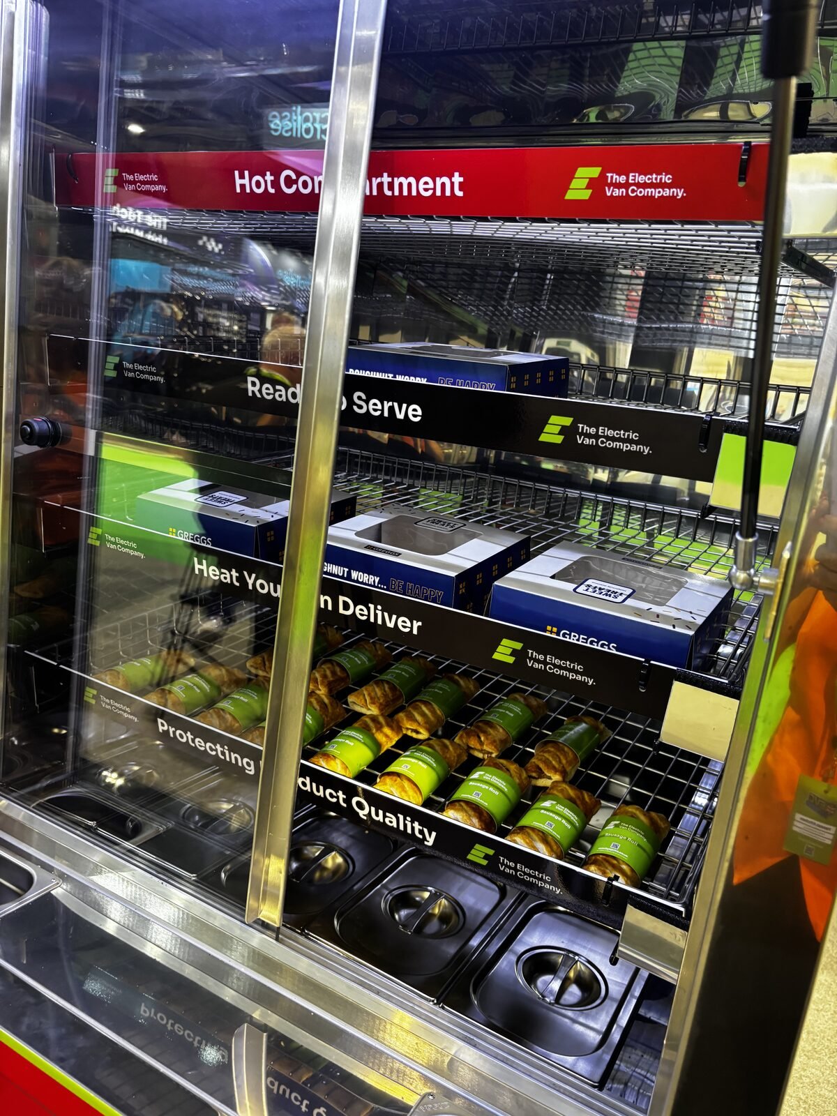 One vehicle, two temperatures: inside the hot food compartment